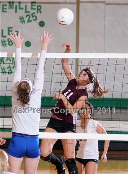 Thumbnail 1 in Benton vs Columbia (IHSA Class 2A Sectional Final) photogallery.