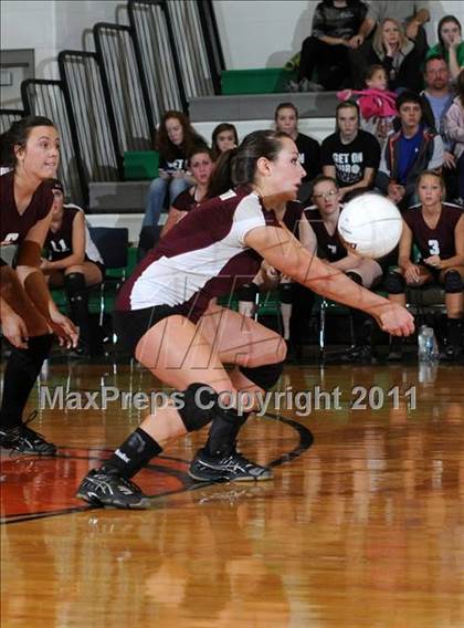 Thumbnail 3 in Benton vs Columbia (IHSA Class 2A Sectional Final) photogallery.