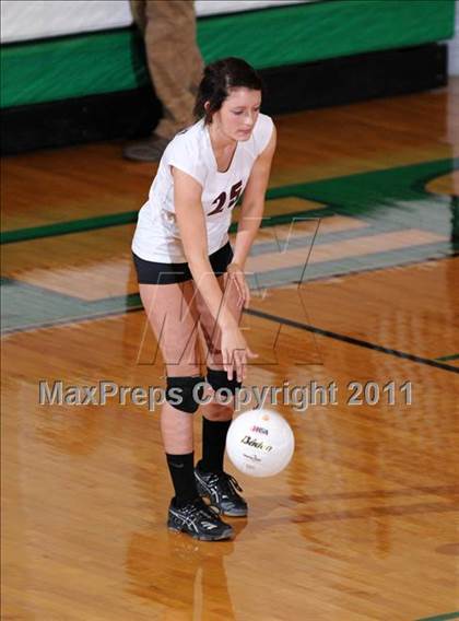 Thumbnail 3 in Benton vs Columbia (IHSA Class 2A Sectional Final) photogallery.