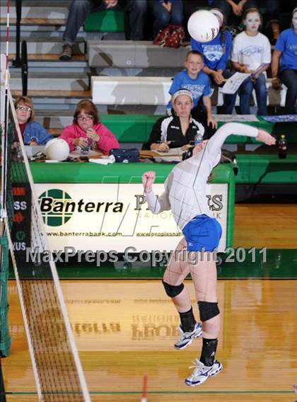 Thumbnail 2 in Benton vs Columbia (IHSA Class 2A Sectional Final) photogallery.