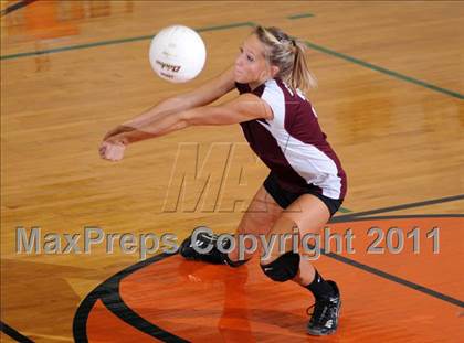Thumbnail 2 in Benton vs Columbia (IHSA Class 2A Sectional Final) photogallery.