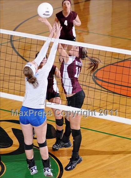 Thumbnail 2 in Benton vs Columbia (IHSA Class 2A Sectional Final) photogallery.