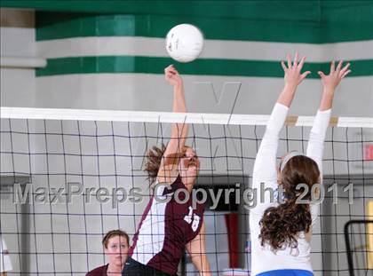 Thumbnail 2 in Benton vs Columbia (IHSA Class 2A Sectional Final) photogallery.