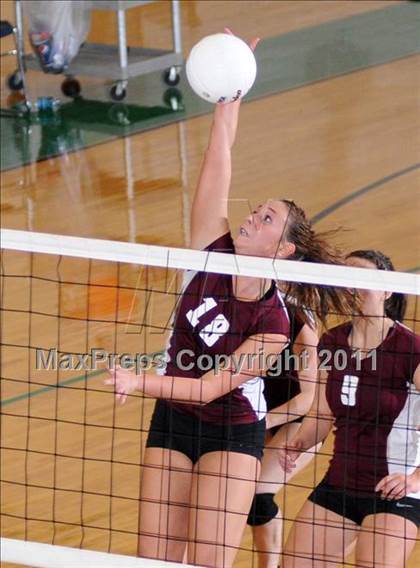 Thumbnail 1 in Benton vs Columbia (IHSA Class 2A Sectional Final) photogallery.
