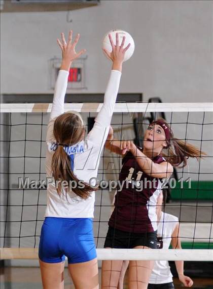 Thumbnail 3 in Benton vs Columbia (IHSA Class 2A Sectional Final) photogallery.