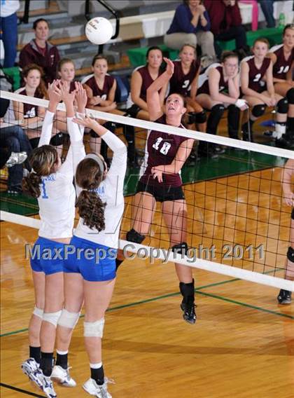 Thumbnail 2 in Benton vs Columbia (IHSA Class 2A Sectional Final) photogallery.