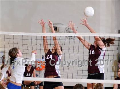 Thumbnail 1 in Benton vs Columbia (IHSA Class 2A Sectional Final) photogallery.