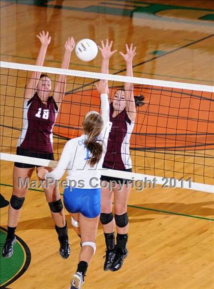 Thumbnail 1 in Benton vs Columbia (IHSA Class 2A Sectional Final) photogallery.