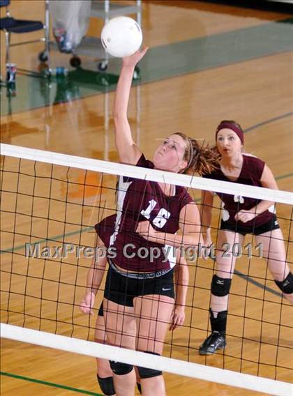 Thumbnail 3 in Benton vs Columbia (IHSA Class 2A Sectional Final) photogallery.