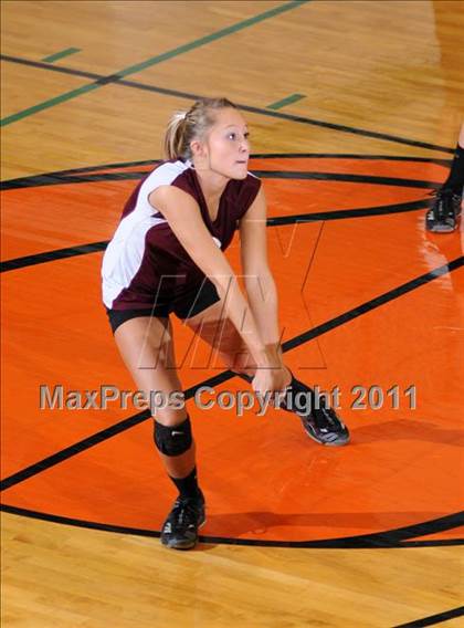 Thumbnail 1 in Benton vs Columbia (IHSA Class 2A Sectional Final) photogallery.