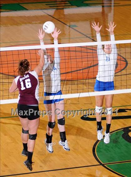 Thumbnail 2 in Benton vs Columbia (IHSA Class 2A Sectional Final) photogallery.