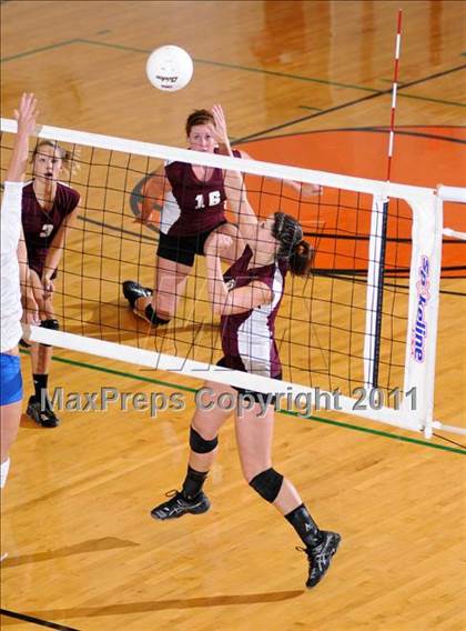 Thumbnail 3 in Benton vs Columbia (IHSA Class 2A Sectional Final) photogallery.