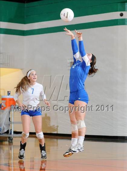 Thumbnail 2 in Benton vs Columbia (IHSA Class 2A Sectional Final) photogallery.