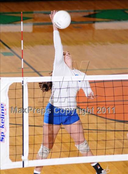 Thumbnail 2 in Benton vs Columbia (IHSA Class 2A Sectional Final) photogallery.