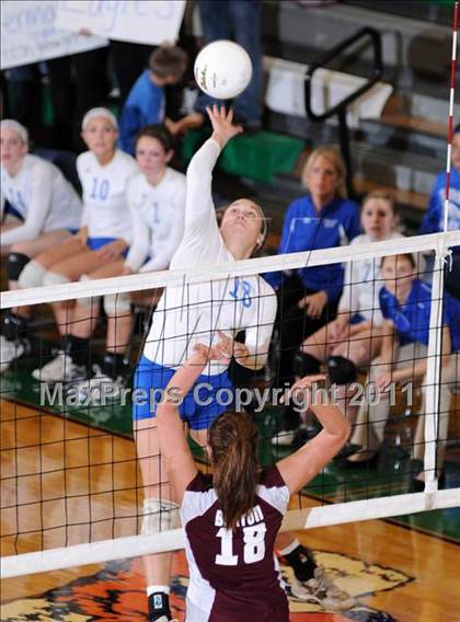Thumbnail 3 in Benton vs Columbia (IHSA Class 2A Sectional Final) photogallery.