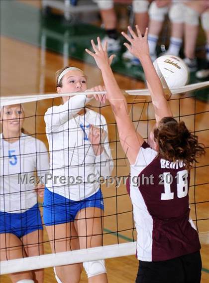 Thumbnail 1 in Benton vs Columbia (IHSA Class 2A Sectional Final) photogallery.