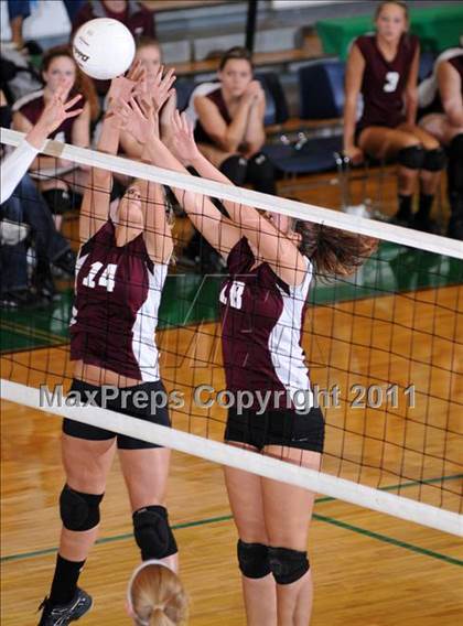 Thumbnail 3 in Benton vs Columbia (IHSA Class 2A Sectional Final) photogallery.