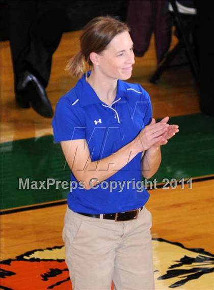 Thumbnail 3 in Benton vs Columbia (IHSA Class 2A Sectional Final) photogallery.