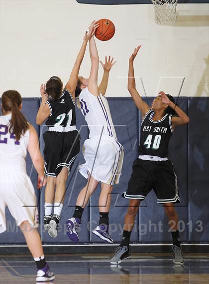 Thumbnail 3 in Hermiston vs West Salem (Nike Interstate Shootout) photogallery.