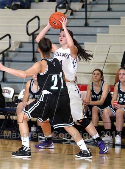 Thumbnail 2 in Hermiston vs West Salem (Nike Interstate Shootout) photogallery.
