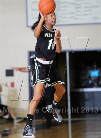 Thumbnail 2 in Hermiston vs West Salem (Nike Interstate Shootout) photogallery.