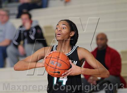 Thumbnail 2 in Hermiston vs West Salem (Nike Interstate Shootout) photogallery.