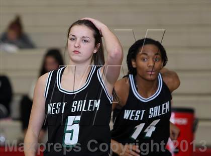 Thumbnail 3 in Hermiston vs West Salem (Nike Interstate Shootout) photogallery.