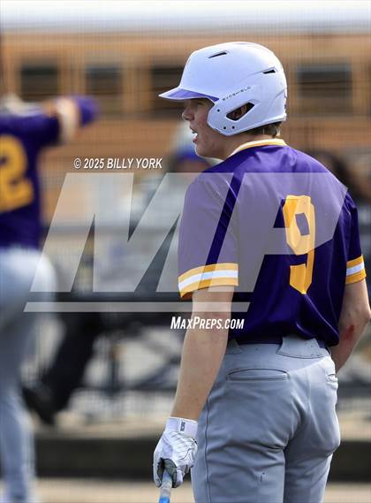 Thumbnail 1 in Grand Saline vs Farmersville photogallery.
