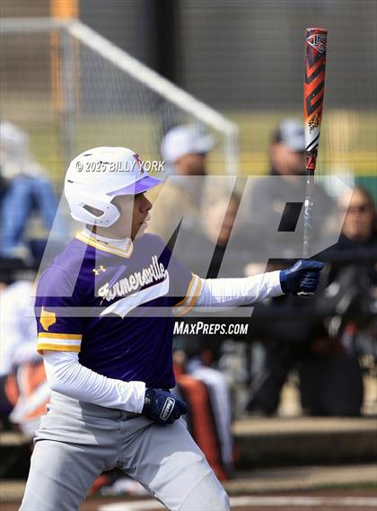 Thumbnail 1 in Grand Saline vs Farmersville photogallery.