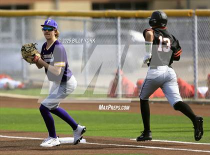 Thumbnail 2 in Grand Saline vs Farmersville photogallery.