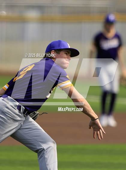 Thumbnail 3 in Grand Saline vs Farmersville photogallery.