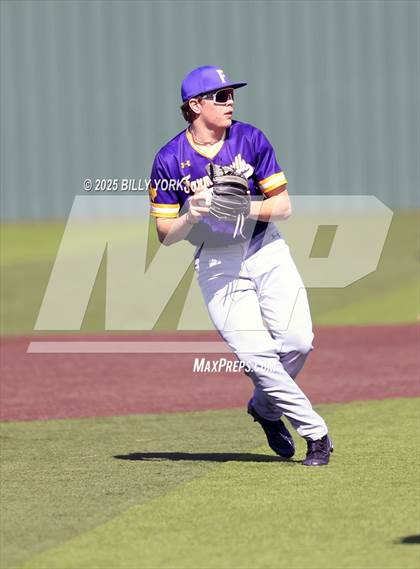 Thumbnail 3 in Grand Saline vs Farmersville photogallery.