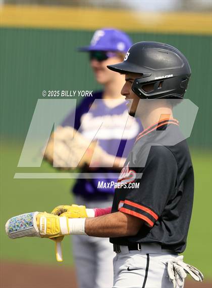 Thumbnail 3 in Grand Saline vs Farmersville photogallery.