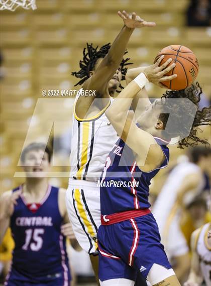 Thumbnail 3 in Park Hills Central vs Fulton (Norm Stewart Classic) photogallery.