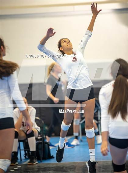 Thumbnail 2 in Rio Mesa vs. La Jolla Country Day photogallery.