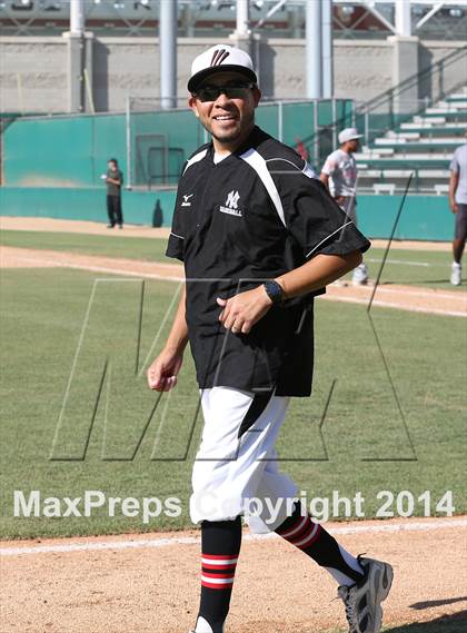 Thumbnail 1 in Huntington Park vs. Van Nuys (CIF L.A. City D2 Semifinal) photogallery.