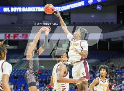 Thumbnail 3 in Beaumont United vs. Mansfield Timberview (UIL 5A State Final) photogallery.