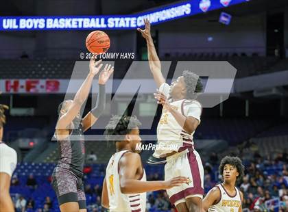 Thumbnail 2 in Beaumont United vs. Mansfield Timberview (UIL 5A State Final) photogallery.