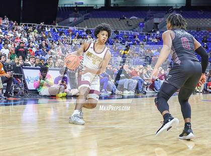 Thumbnail 2 in Beaumont United vs. Mansfield Timberview (UIL 5A State Final) photogallery.