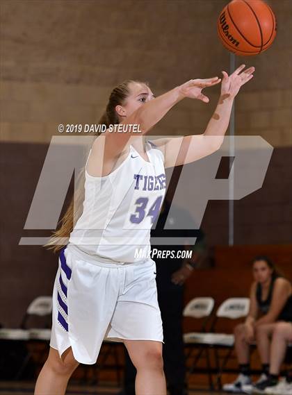 Thumbnail 3 in River Valley vs. Oroville (Chavez Christmas Classic) photogallery.