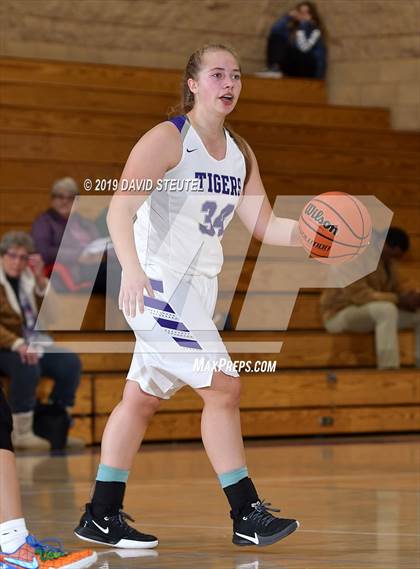 Thumbnail 3 in River Valley vs. Oroville (Chavez Christmas Classic) photogallery.