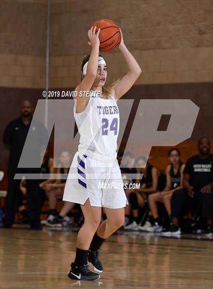 Thumbnail 2 in River Valley vs. Oroville (Chavez Christmas Classic) photogallery.