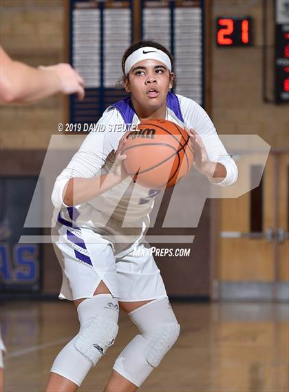 Thumbnail 3 in River Valley vs. Oroville (Chavez Christmas Classic) photogallery.