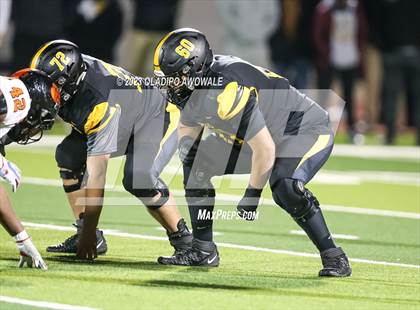 Thumbnail 1 in Forney vs. Lancaster (UIL Football 5A Division I Regional Final) photogallery.