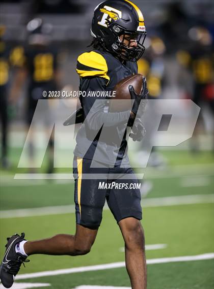 Thumbnail 3 in Forney vs. Lancaster (UIL Football 5A Division I Regional Final) photogallery.