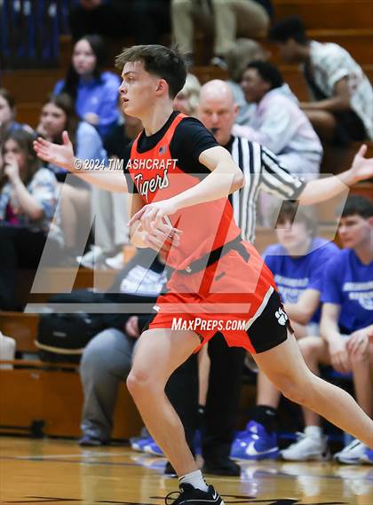Thumbnail 2 in Lawrenceburg vs Greensburg (IHSAA 3A Section 29 Semifinal) photogallery.