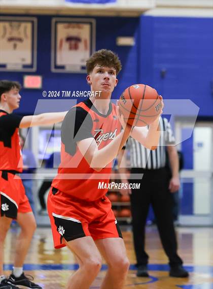 Thumbnail 2 in Lawrenceburg vs Greensburg (IHSAA 3A Section 29 Semifinal) photogallery.
