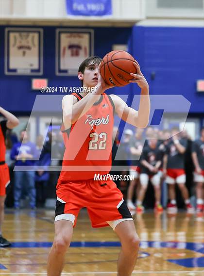 Thumbnail 3 in Lawrenceburg vs Greensburg (IHSAA 3A Section 29 Semifinal) photogallery.