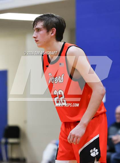 Thumbnail 1 in Lawrenceburg vs Greensburg (IHSAA 3A Section 29 Semifinal) photogallery.