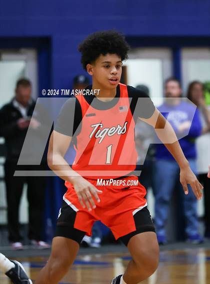 Thumbnail 3 in Lawrenceburg vs Greensburg (IHSAA 3A Section 29 Semifinal) photogallery.
